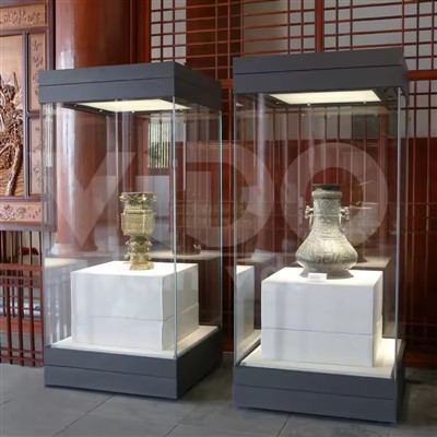 Metall - innrammet museumsutstillingsvindu